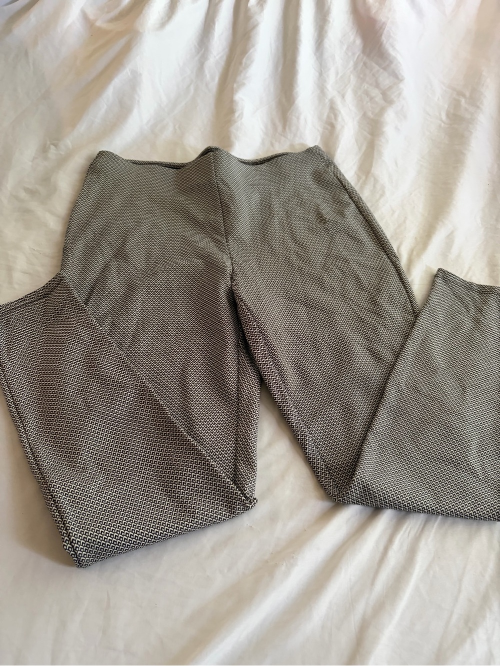 Chico's Black and White Patterned Trousers Size 1 (M-8/10)